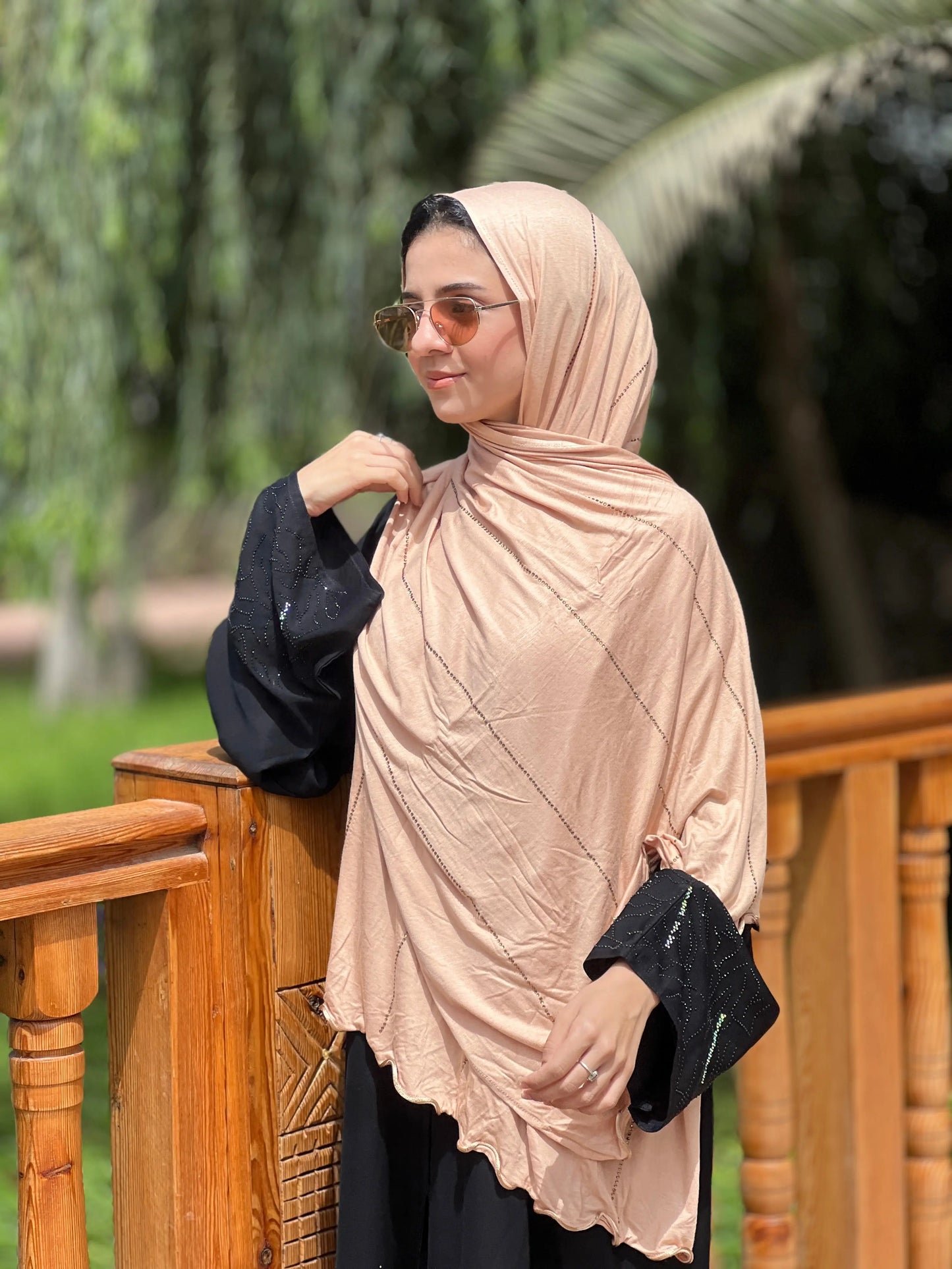 <img src="hijab-jawahir-beige sable.jpg" alt="Hijab Jawahir beige avec strass délicats - Une élégance douce et raffinée">
<img src="details-jawahir-beige sable.jpg" alt="Détails du Hijab Jawahir beige sable - Strass élégants et couleur poudrée">
<img src="jawahir-poudre-jersey.jpg" alt="Hijab Jawahir Poudre en jersey coton - Confort et style chic">
<img src="collection-jawahir.jpg" alt="Collection Hijab Jawahir par JH Scarf - Un accessoire élégant pour toutes les occasions">