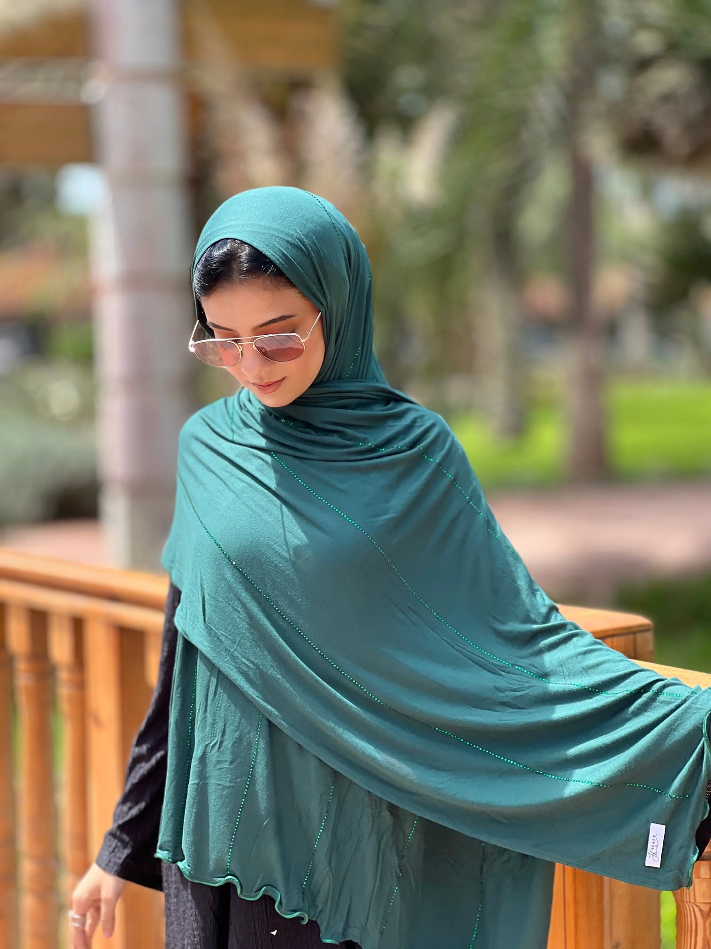 <img src="hijab-jawahir-argent.jpg" alt="Hijab Jawahir avec strass argentés - Une touche brillante et élégante">
<img src="hijab-jawahir-details.jpg" alt="Détails des strass du Hijab Jawahir - Raffinement et éclat">
<img src="hijab-jawahir-jersey.jpg" alt="Hijab Jawahir en jersey coton - Confort et style luxueux">
<img src="collection-jawahir.jpg" alt="Collection Hijab Jawahir par JH Scarf - Un accessoire chic et raffiné">