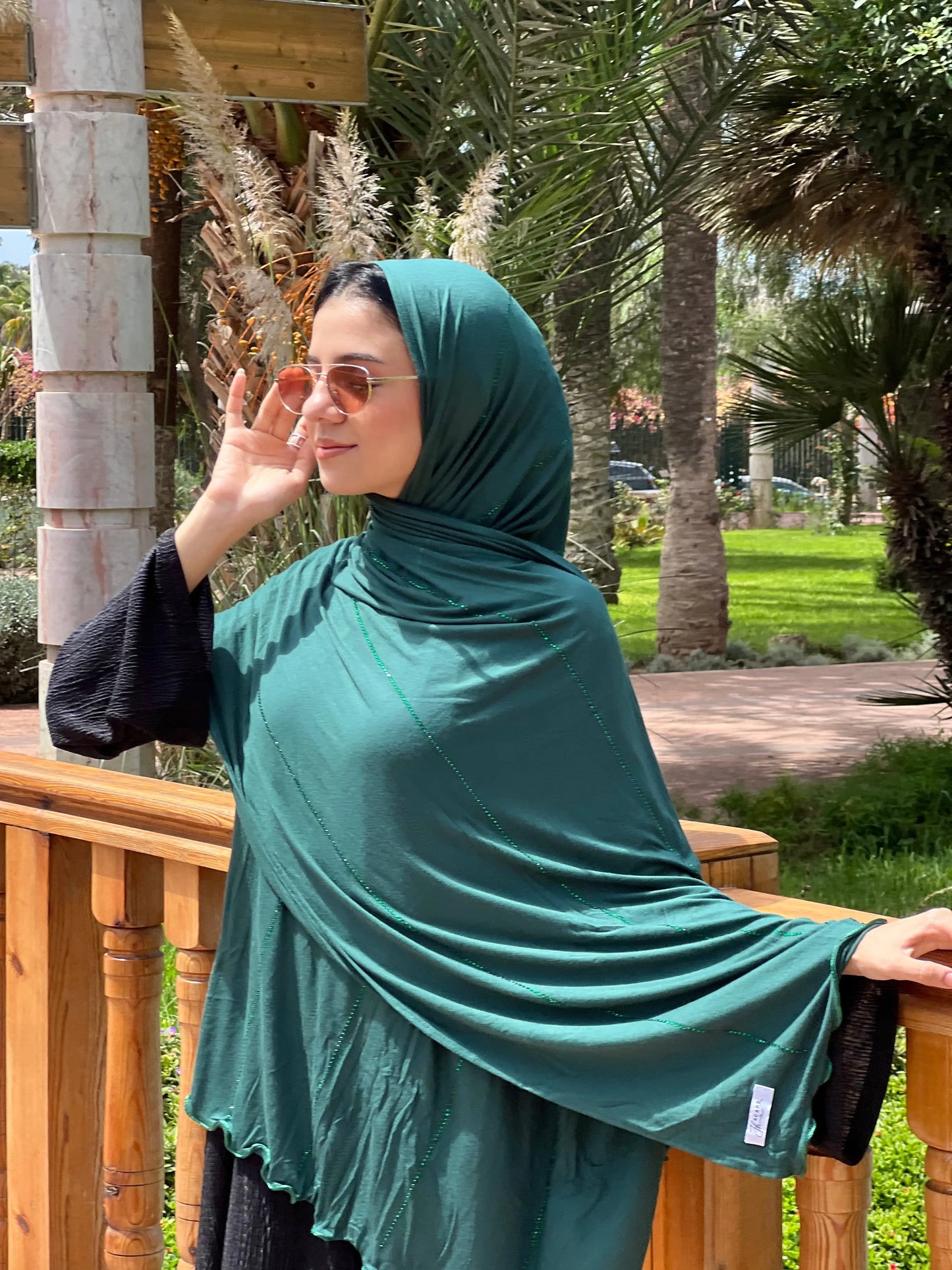<img src="hijab-jawahir-argent.jpg" alt="Hijab Jawahir avec strass argentés - Une touche brillante et élégante">
<img src="hijab-jawahir-details.jpg" alt="Détails des strass du Hijab Jawahir - Raffinement et éclat">
<img src="hijab-jawahir-jersey.jpg" alt="Hijab Jawahir en jersey coton - Confort et style luxueux">
<img src="collection-jawahir.jpg" alt="Collection Hijab Jawahir par JH Scarf - Un accessoire chic et raffiné">