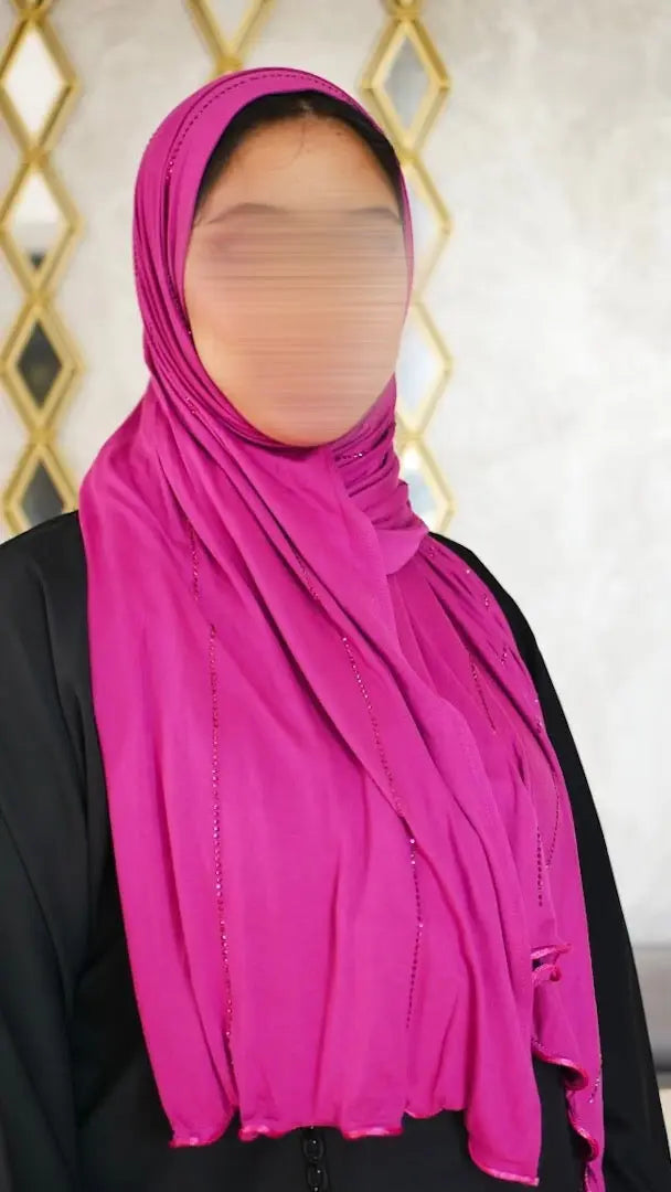 <img src="hijab-jawahir-argent.jpg" alt="Hijab Jawahir avec strass argentés - Une touche brillante et élégante">
<img src="hijab-jawahir-details.jpg" alt="Détails des strass du Hijab Jawahir - Raffinement et éclat">
<img src="hijab-jawahir-jersey.jpg" alt="Hijab Jawahir en jersey coton - Confort et style luxueux">
<img src="collection-jawahir.jpg" alt="Collection Hijab Jawahir par JH Scarf - Un accessoire chic et raffiné">