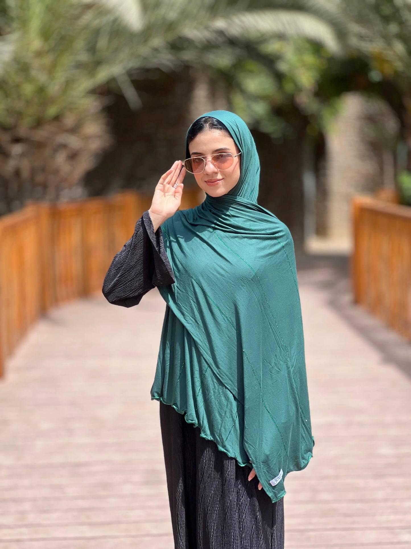 <img src="hijab-jawahir-argent.jpg" alt="Hijab Jawahir avec strass argentés - Une touche brillante et élégante">
<img src="hijab-jawahir-details.jpg" alt="Détails des strass du Hijab Jawahir - Raffinement et éclat">
<img src="hijab-jawahir-jersey.jpg" alt="Hijab Jawahir en jersey coton - Confort et style luxueux">
<img src="collection-jawahir.jpg" alt="Collection Hijab Jawahir par JH Scarf - Un accessoire chic et raffiné">