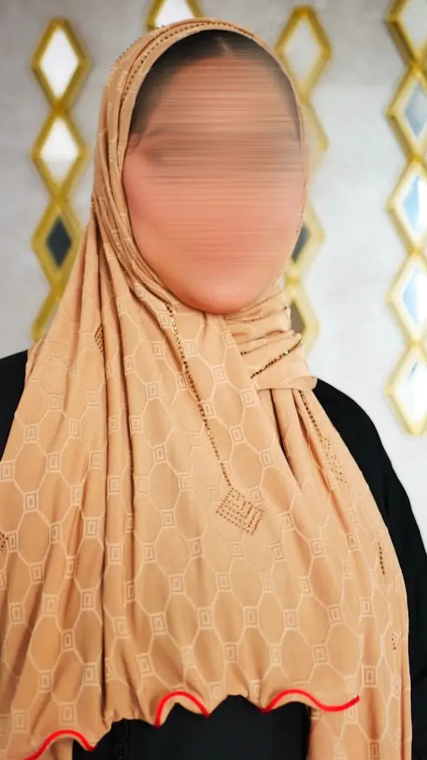 <img src="hijab-royal-.jpg" alt="Hijab royal toffee ligne rouge avec petites strasses" />