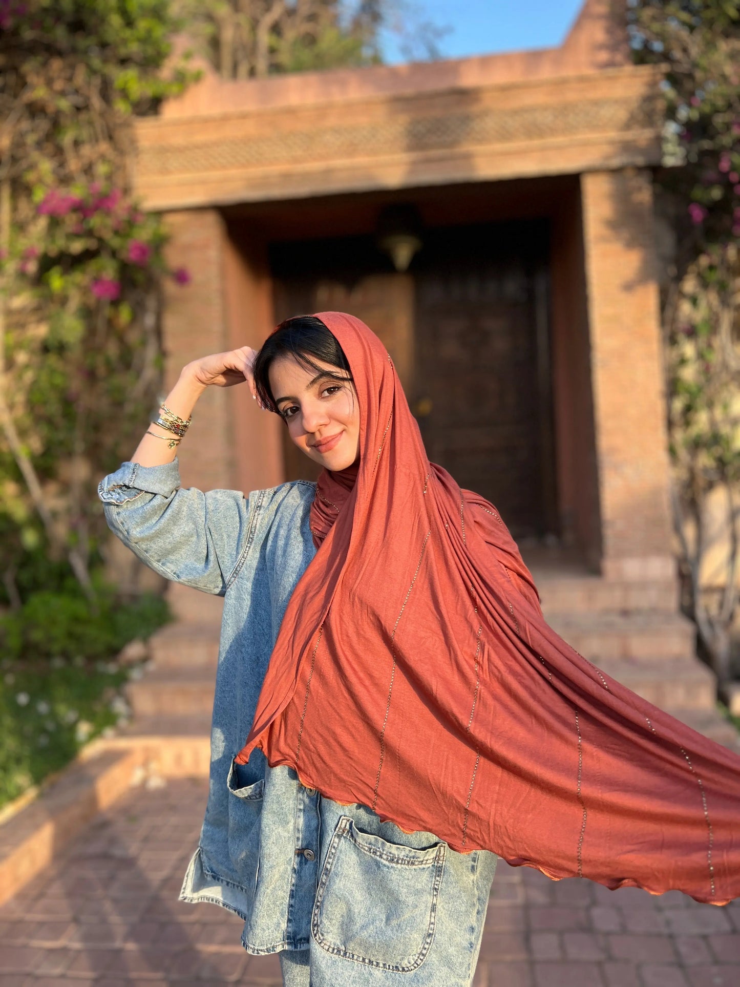 <img src="images/HIJAB JAWAHIR terracota.jpg" alt="Collection Hijab Jawahir - Une gamme élégante de hijabs ornés de strass, importés de Dubai.">