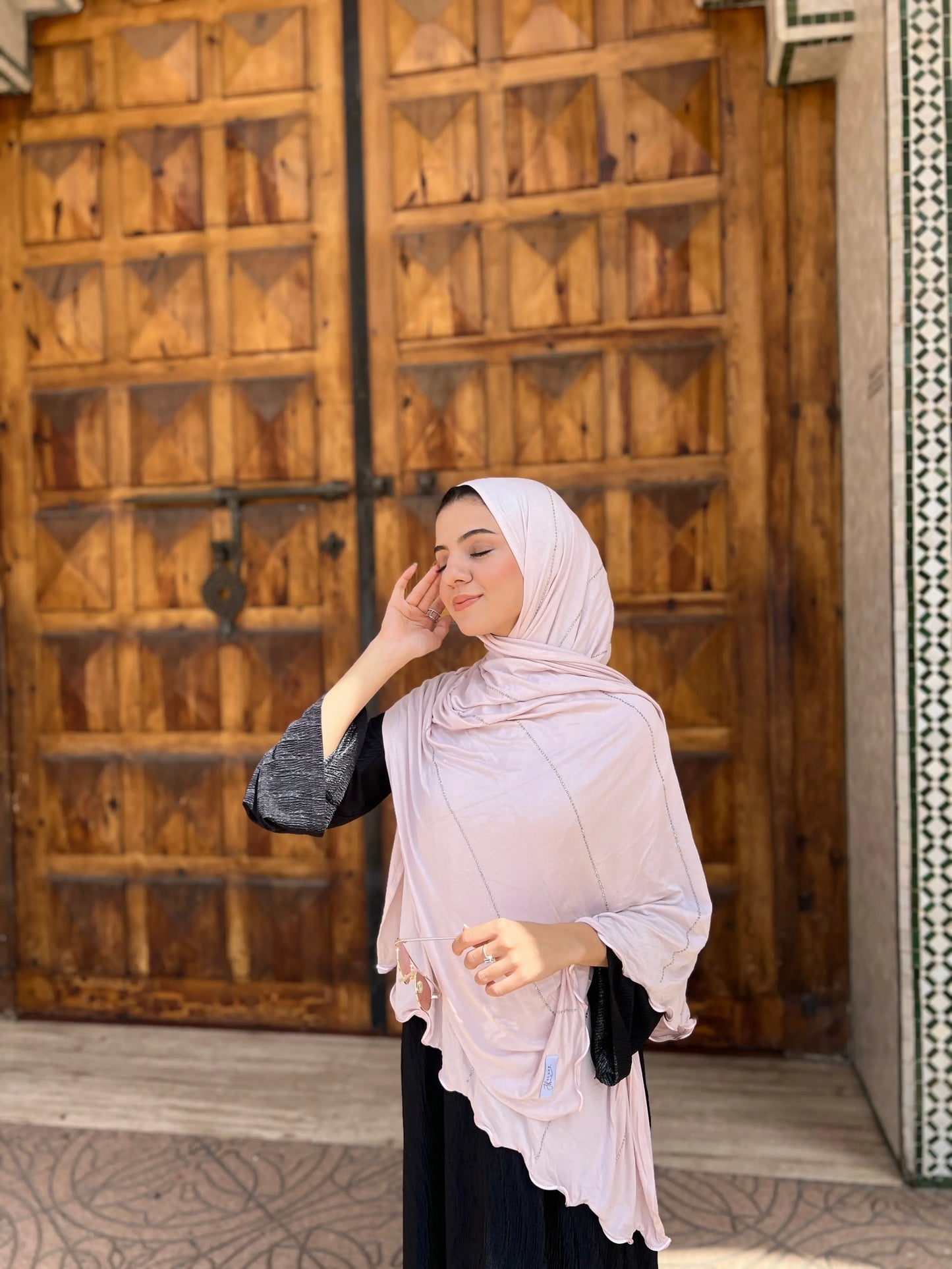 <img src="images/hijab jawahir poudre.jpg" alt="Collection Hijab Jawahir - Une gamme élégante de hijabs ornés de strass, importés de Dubai.">
