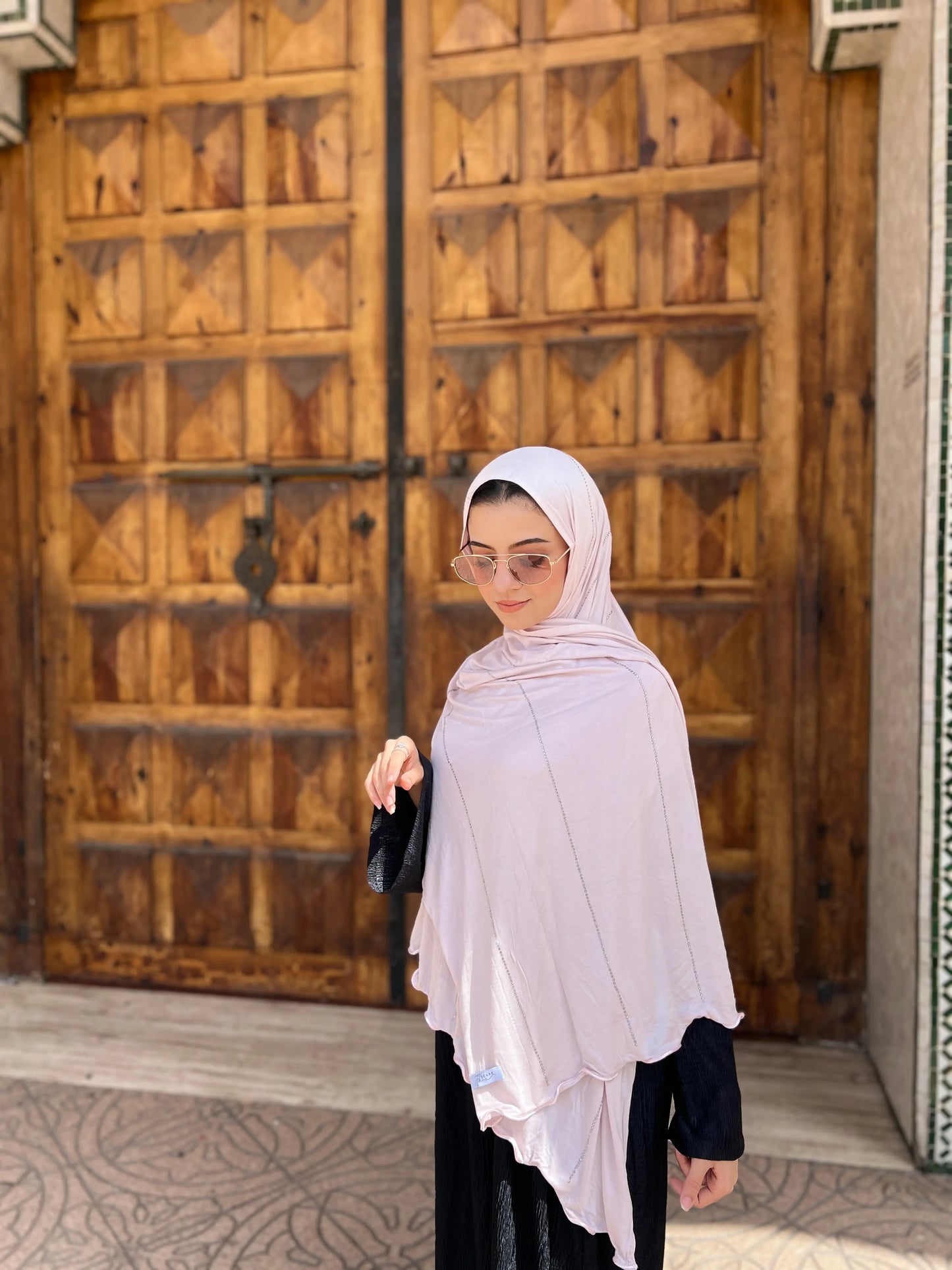 <img src="hijab-jawahir-poudre.jpg" alt="Hijab Jawahir Poudre avec strass délicats - Une élégance douce et raffinée">
<img src="details-jawahir-poudre.jpg" alt="Détails du Hijab Jawahir Poudre - Strass élégants et couleur poudrée">
<img src="jawahir-poudre-jersey.jpg" alt="Hijab Jawahir Poudre en jersey coton - Confort et style chic">
<img src="collection-jawahir.jpg" alt="Collection Hijab Jawahir par JH Scarf - Un accessoire élégant pour toutes les occasions">