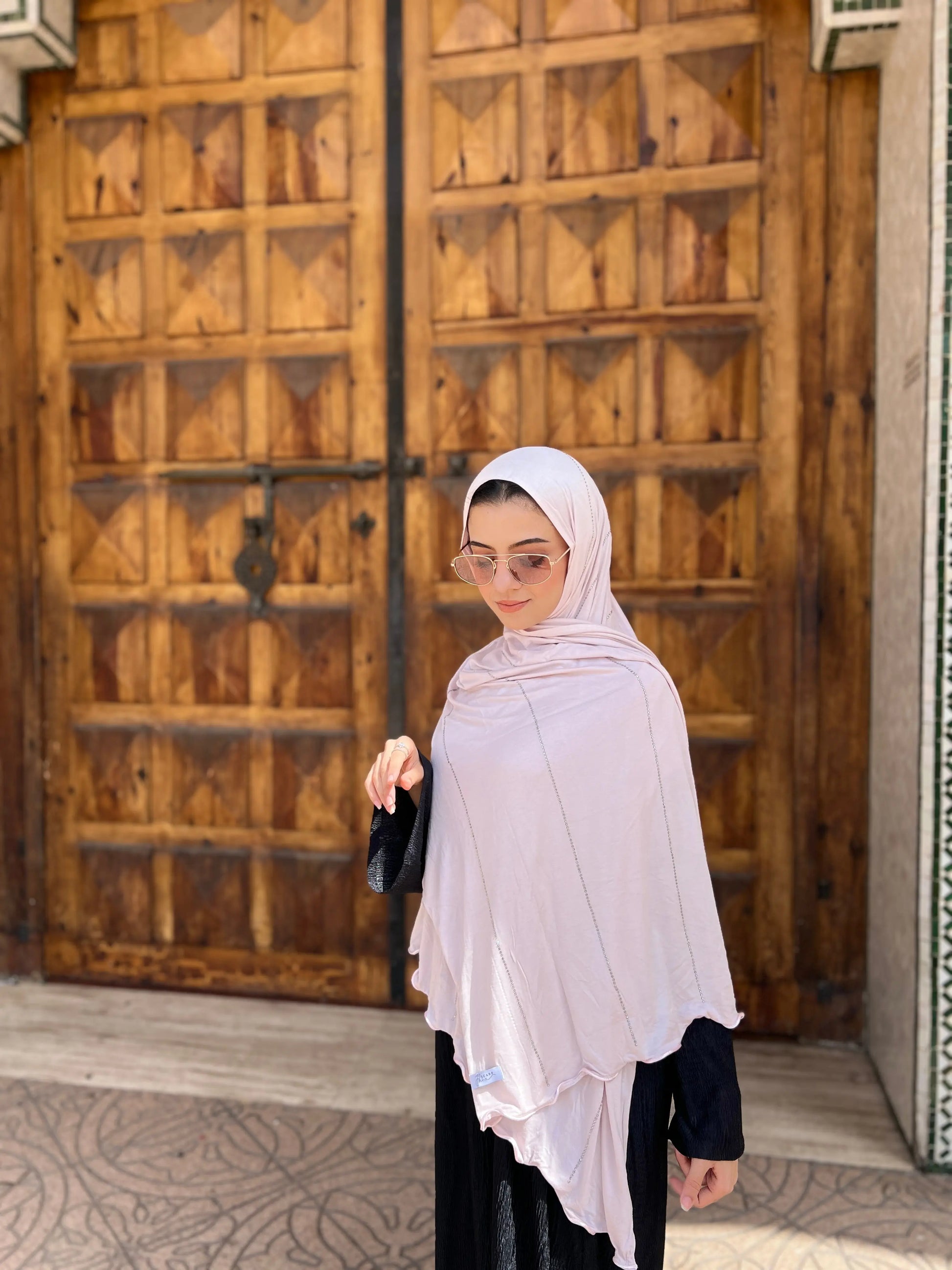 <img src="hijab-jawahir-poudre.jpg" alt="Hijab Jawahir Poudre avec strass délicats - Une élégance douce et raffinée">
<img src="details-jawahir-poudre.jpg" alt="Détails du Hijab Jawahir Poudre - Strass élégants et couleur poudrée">
<img src="jawahir-poudre-jersey.jpg" alt="Hijab Jawahir Poudre en jersey coton - Confort et style chic">
<img src="collection-jawahir.jpg" alt="Collection Hijab Jawahir par JH Scarf - Un accessoire élégant pour toutes les occasions">