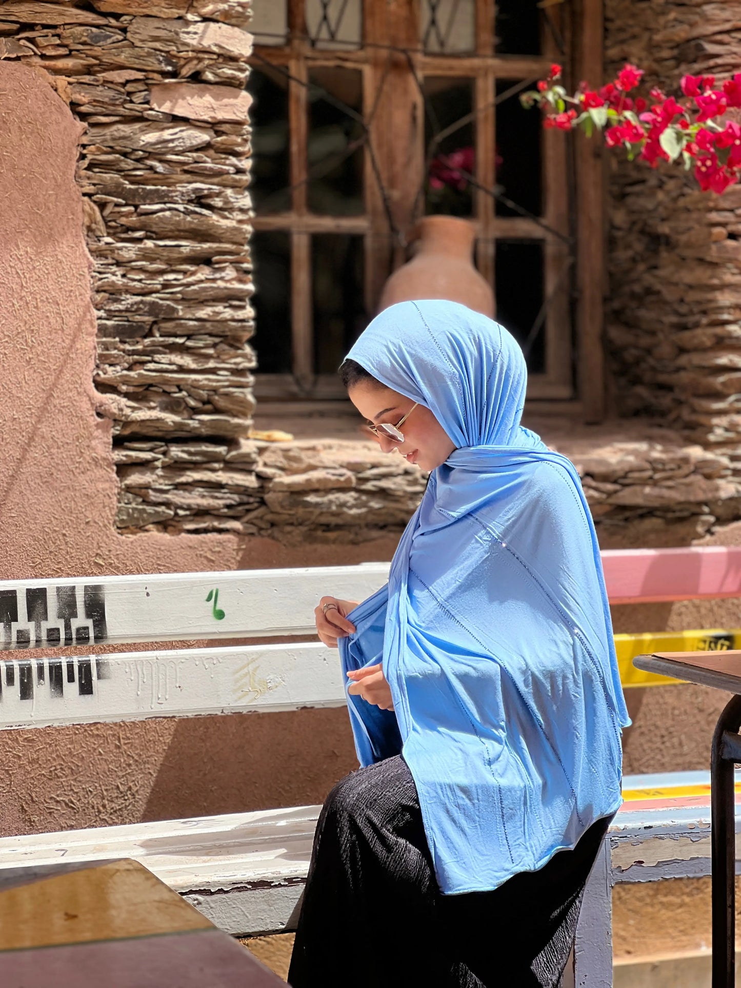 <img src="hijab-jawahir-argent.jpg" alt="Hijab Jawahir avec strass argentés - Une touche brillante et élégante">
<img src="hijab-jawahir-details.jpg" alt="Détails des strass du Hijab Jawahir - Raffinement et éclat">
<img src="hijab-jawahir-jersey.jpg" alt="Hijab Jawahir en jersey coton - Confort et style luxueux">
<img src="collection-jawahir.jpg" alt="Collection Hijab Jawahir par JH Scarf - Un accessoire chic et raffiné">