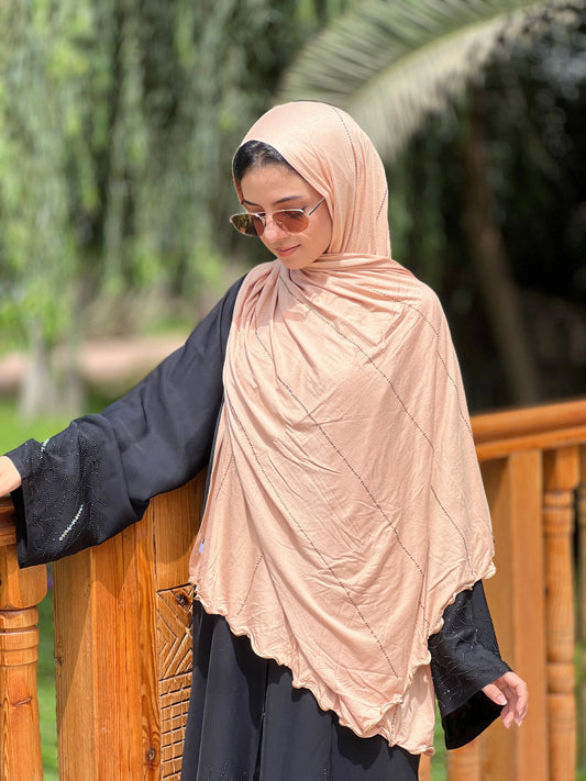 <img src="hijab-jawahir-b.jpg" alt="Hijab Jawahir beige avec strass délicats - Une élégance douce et raffinée">
<img src="details-jawahir-beige sable.jpg" alt="Détails du Hijab Jawahir beige - Strass élégants et couleur beige sable">
<img src="jawahir-beige sable-jersey.jpg" alt="Hijab Jawahir Poudre en jersey coton - Confort et style chic">
<img src="collection-jawahir.jpg" alt="Collection Hijab Jawahir par JH Scarf - Un accessoire élégant pour toutes les occasions">
ige