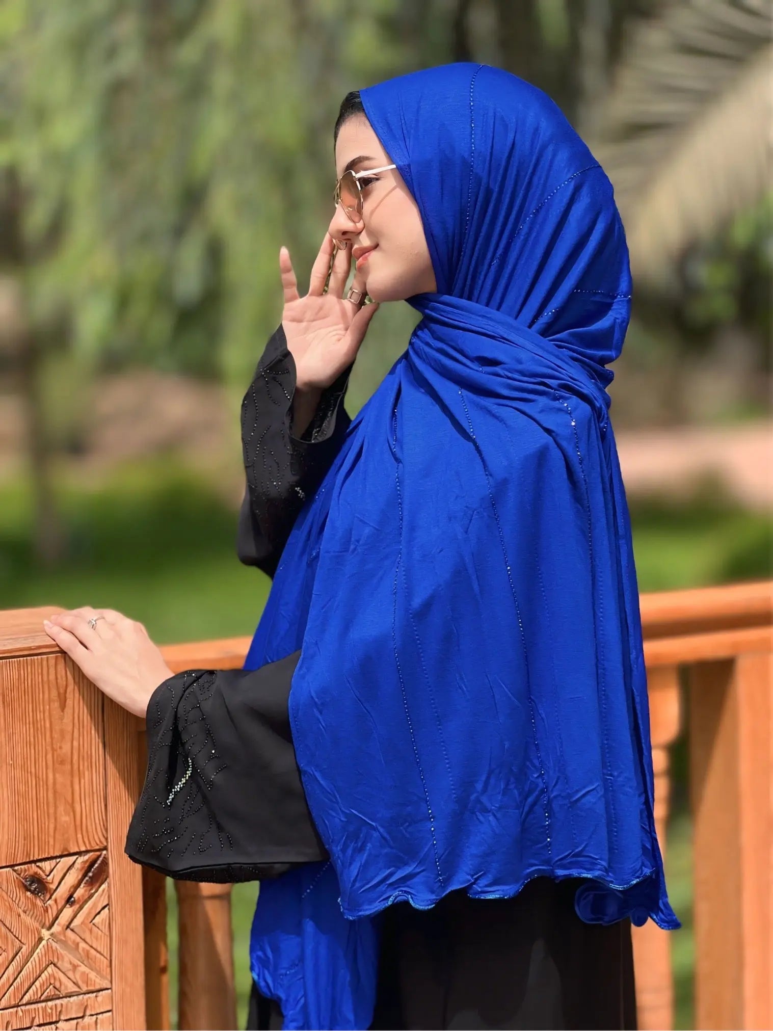 <img src="hijab-jawahir-bleu roi.jpg" alt="Hijab Jawahir bleu roi avec strass argentés - Une touche brillante et élégante">
<img src="hijab-jawahir-details.jpg" alt="Détails des strass du Hijab Jawahir - Raffinement et éclat">
<img src="hijab-jawahir-jersey.jpg" alt="Hijab Jawahir en jersey coton - Confort et style luxueux">
<img src="collection-jawahir.jpg" alt="Collection Hijab Jawahir bleu roi par JH Scarf - Un accessoire chic et raffiné">
