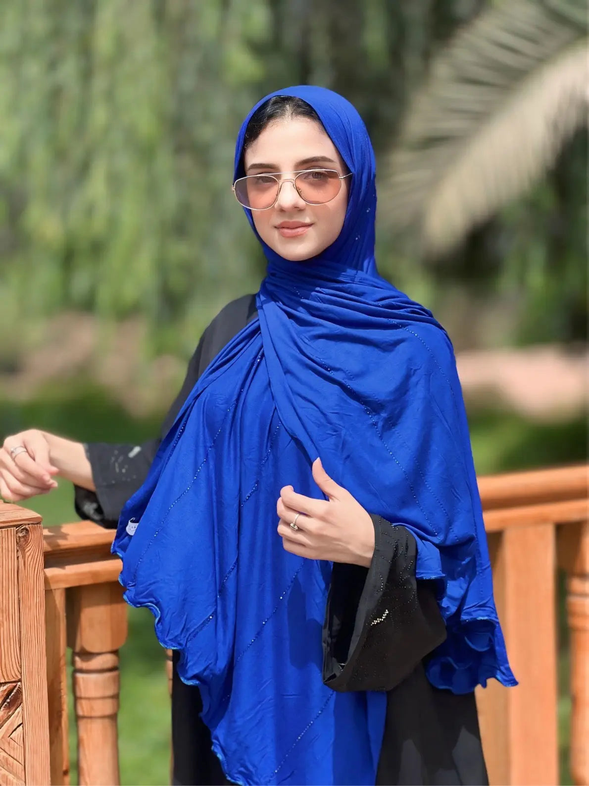 <img src="hijab-jawahir bleu roi.jpg" alt="Hijab Jawahir avec strass - Une touche brillante et élégante">
<img src="hijab-jawahir bleu roi-details.jpg" alt="Détails des strass du Hijab Jawahir - Raffinement et éclat">
<img src="hijab-jawahir-jersey.jpg" alt="Hijab Jawahir en jersey coton - Confort et style luxueux">
<img src="collection-jawahir.jpg" alt="Collection Hijab Jawahir bleu roi par JH Scarf - Un accessoire chic et raffiné">
