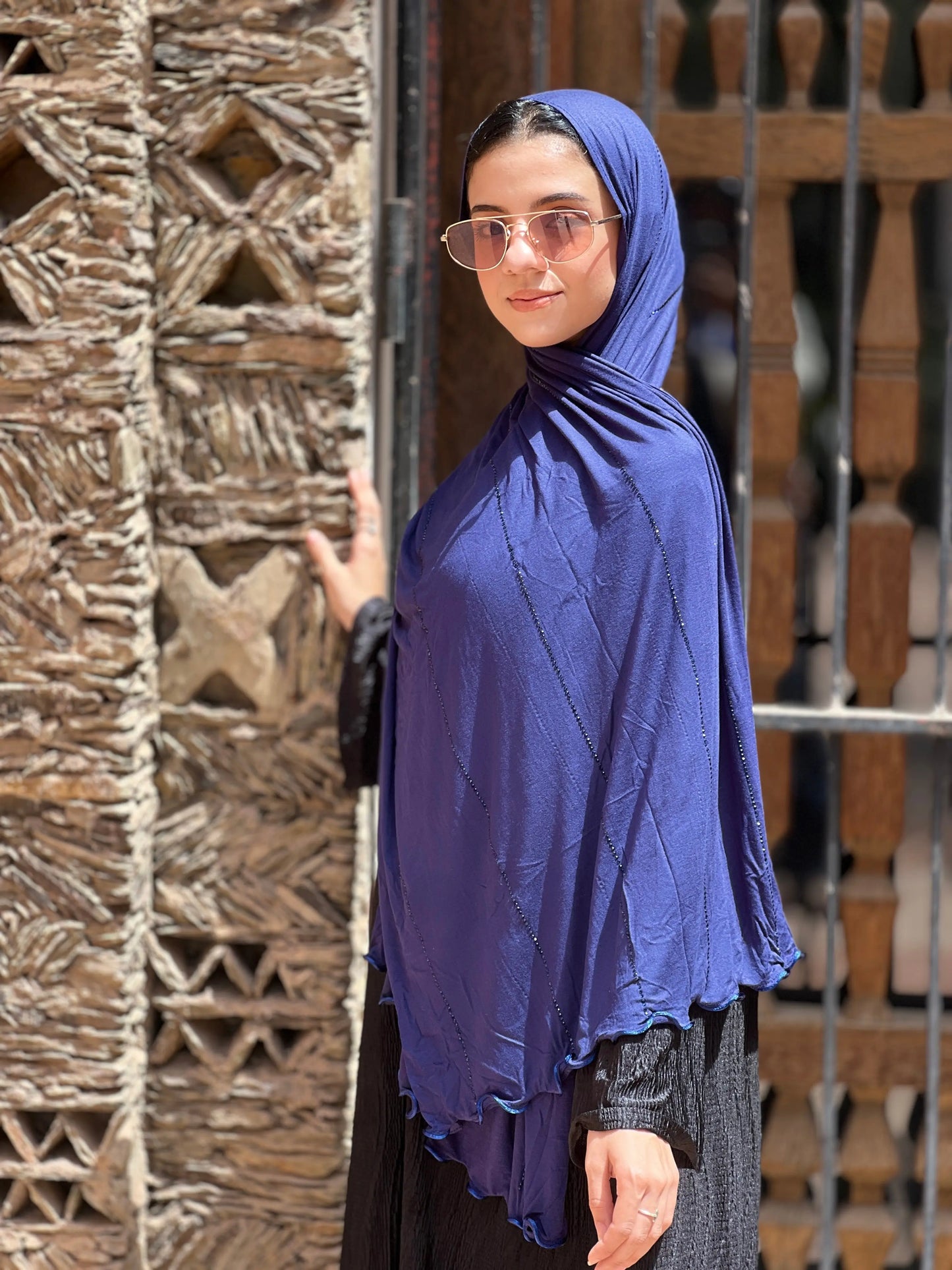 img src="6E90433F-ECFC-4553-9140-FE9DB6FB54B0.jpg" alt="Hijab jawahir bleu nuit en jersey Cotton avec strass - Un style élégant et sophistiqué.">
<img src="6E90433F-ECFC-4553-9140-FE9DB6FB54B0.jpg" alt="Hijab bleu nuit en strass - Parfait pour les occasions spéciales.">
<img src="6E90433F-ECFC-4553-9140-FE9DB6FB54B0.jpg" alt="Hijab en jersey coton de Dubai - Confort au quotidien.">
<img src="6E90433F-ECFC-4553-9140-FE9DB6FB54B0.jpg" alt="Collection jawahir JH Scarf - Design exclusif, importé de Dubai.">